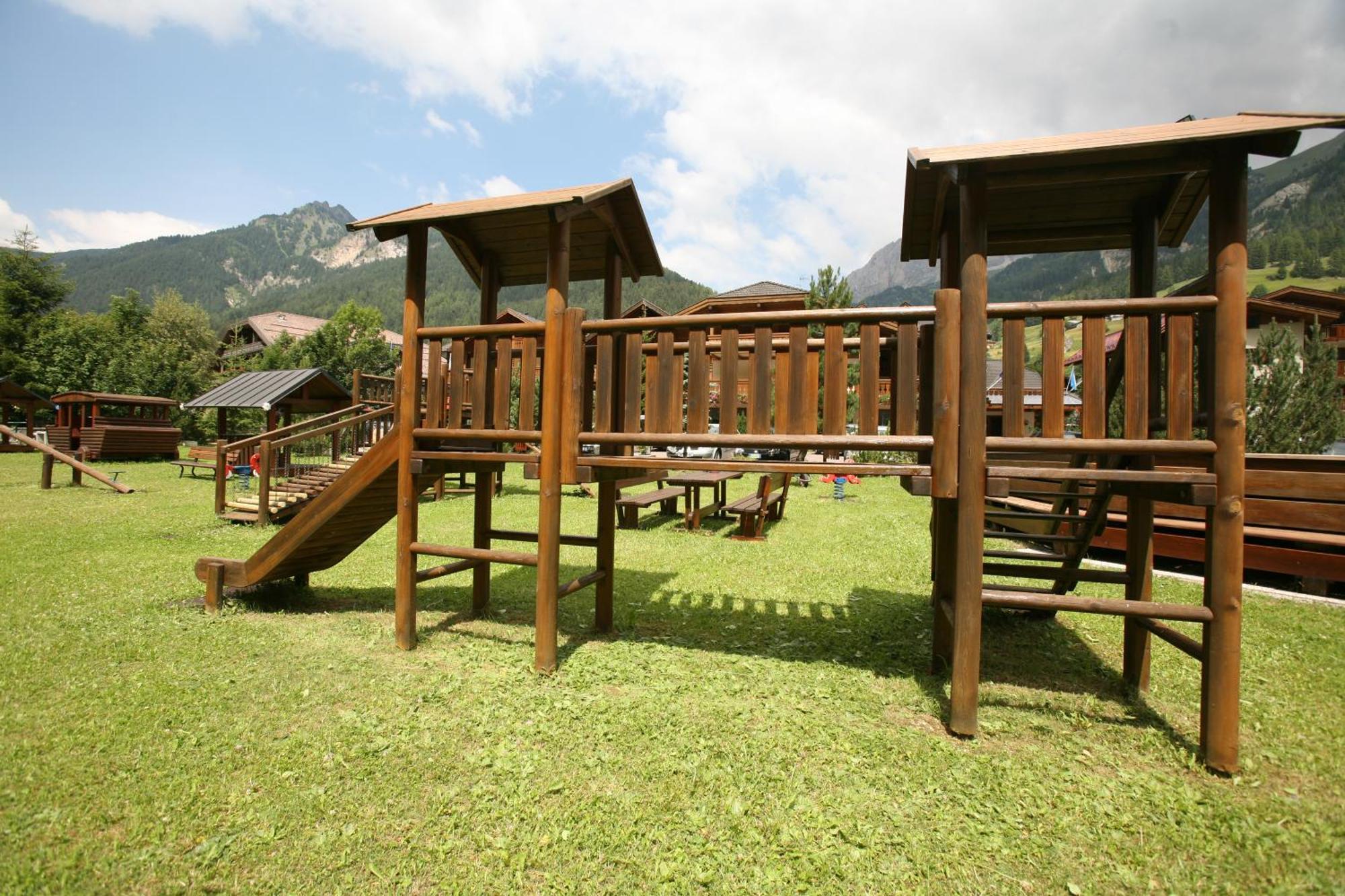 Hotel Sella Ronda Serenella Кампителло-ди-Фасса Экстерьер фото